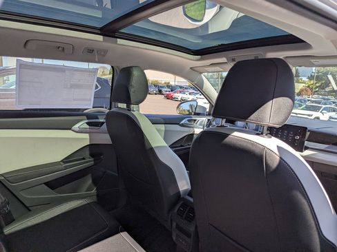 New 2026 Volkswagen Taos SE image 32