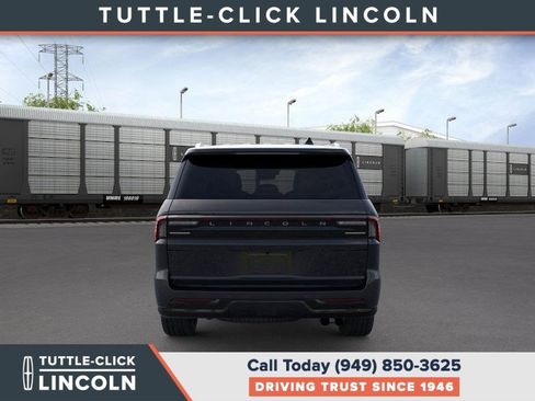 New 2026 Lincoln Navigator Reserve image 5