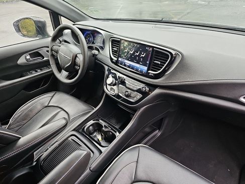 Used 2025 Chrysler Pacifica Limited FWD image 13