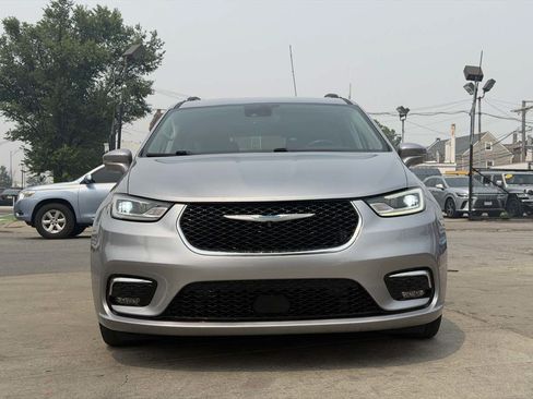 Used 2021 Chrysler Pacifica Touring-L FWD image 2
