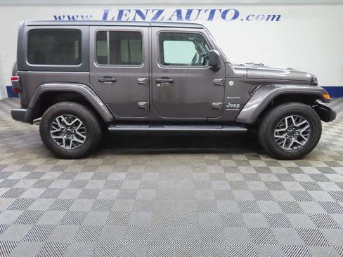 Used 2024 Jeep Wrangler Unlimited Sahara w/ Technology Group AWD/4WD image 2
