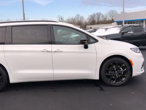 New 2026 Chrysler Pacifica Select image 9