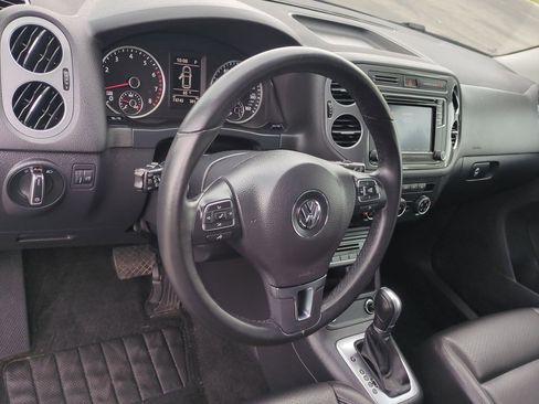 Used 2017 Volkswagen Tiguan S image 10