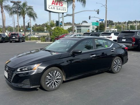 Used 2025 Nissan Altima 2.5 SV image 1
