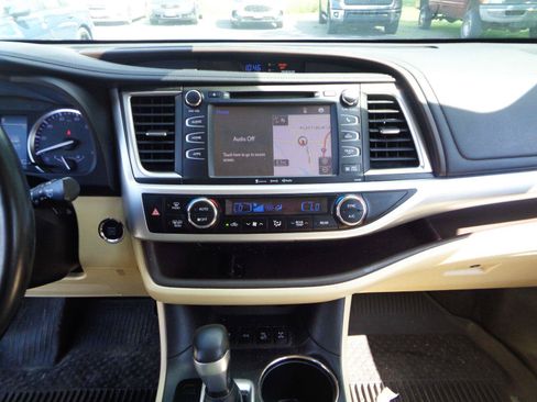 Used 2018 Toyota Highlander XLE AWD/4WD image 13
