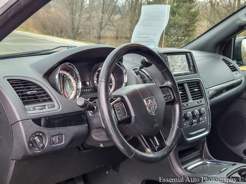 Used 2018 Dodge Grand Caravan SXT w/ Blacktop Package image 9