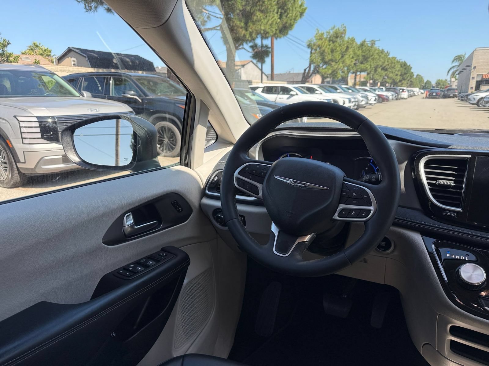 Used 2023 Chrysler Pacifica Touring-L FWD image 33
