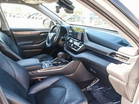 Used 2021 Toyota Highlander Limited image 15