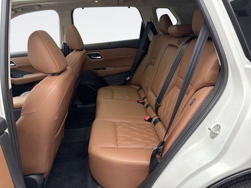 Used 2025 Nissan Rogue Platinum w/ Tech Package image 21