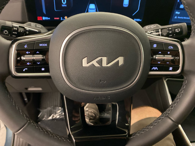 Used 2026 Kia Carnival SX w/ SX Dark Edition Package FWD image 17