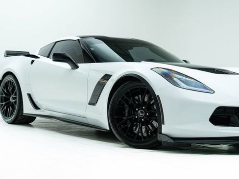 Used 2015 Chevrolet Corvette Z06 w/ 3LZ Preferred Equipment Group image 3