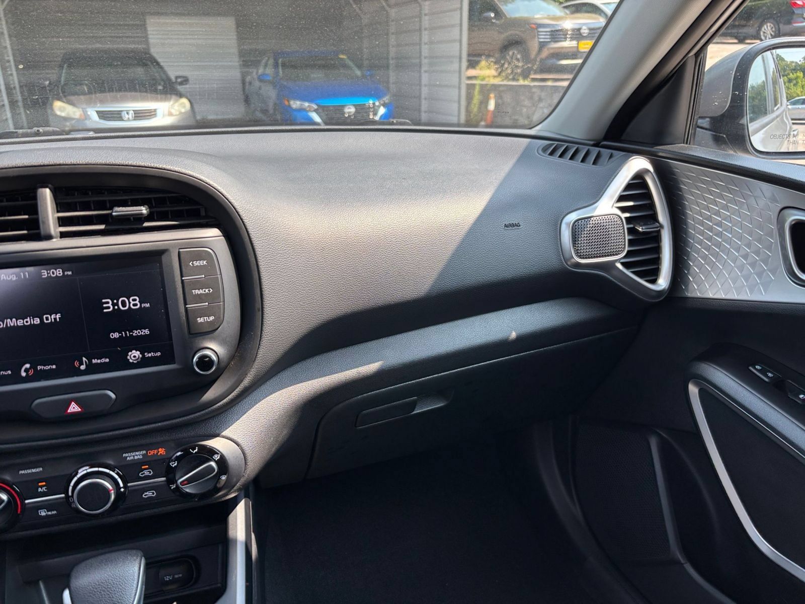 Used 2025 Kia Soul LX w/ LX Technology Package FWD image 31