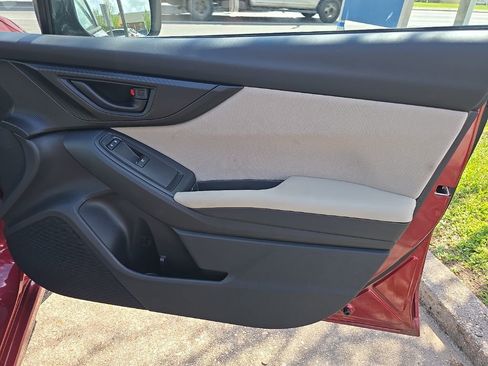 Used 2017 Subaru Impreza 2.0i Premium image 32