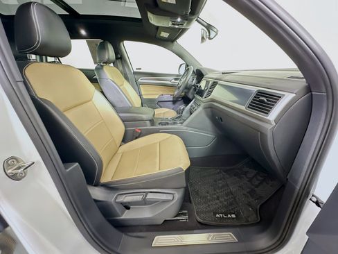 Used 2021 Volkswagen Atlas Cross Sport SE image 32