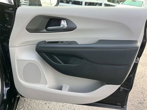 Used 2024 Chrysler Pacifica Touring-L image 28