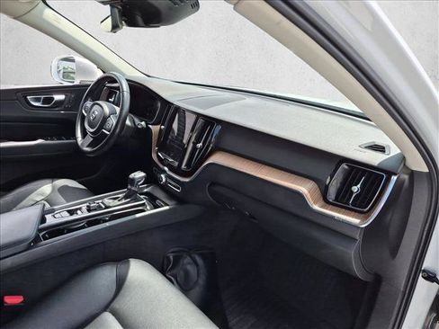 Used 2021 Volvo XC60 T5 Momentum w/ Premium Package AWD/4WD image 12