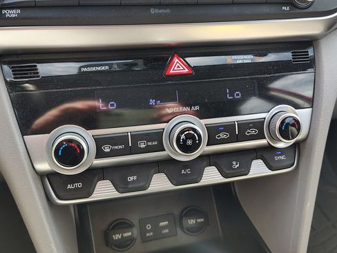 Used 2020 Hyundai Elantra SE FWD image 17