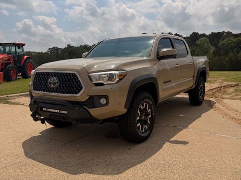 Used 2019 Toyota Tacoma TRD Off-Road AWD/4WD image 1