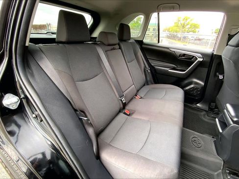 Used 2021 Toyota RAV4 LE image 19
