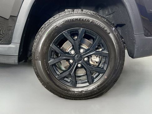 Used 2025 Jeep Grand Cherokee Altitude AWD/4WD image 28