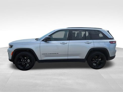 Used 2024 Jeep Grand Cherokee Altitude AWD/4WD image 10