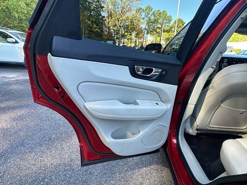 Used 2022 Volvo XC60 B5 Momentum w/ Advanced Package image 19