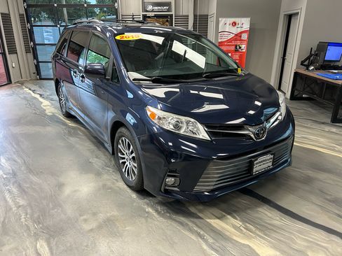 Used 2019 Toyota Sienna XLE w/ XLE Navigation Package FWD image 1