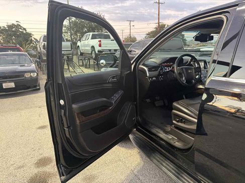 Used 2018 Chevrolet Suburban LT w/ Luxury Package RWD image 3