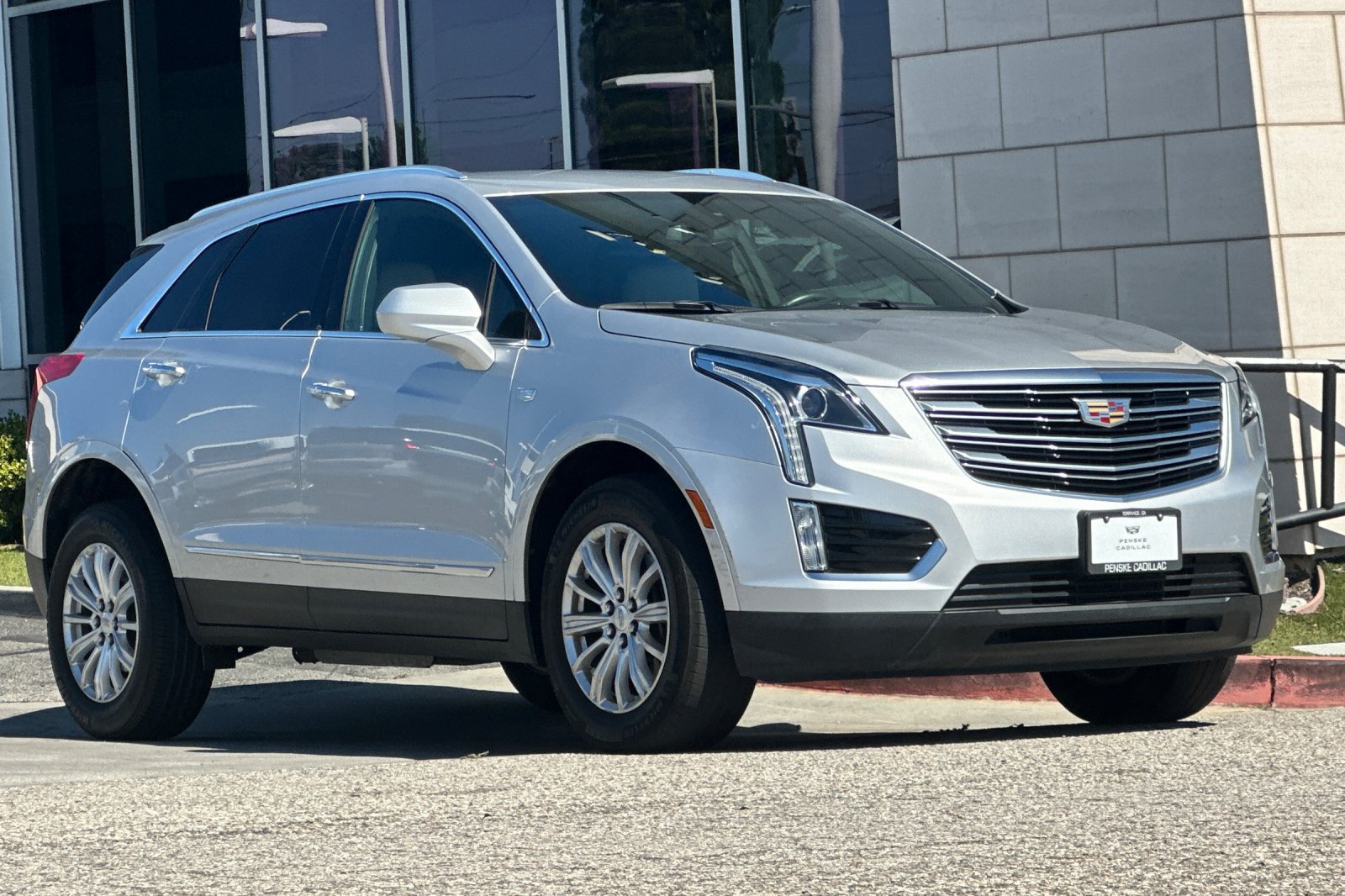 Used 2019 Cadillac XT5 FWD image 2