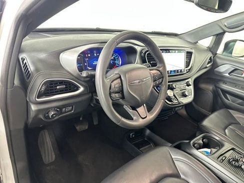 Used 2023 Chrysler Pacifica Touring-L w/ Uconnect Theater Family Group image 13