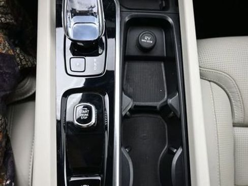Used 2023 Volvo XC60 B5 Ultimate w/ Climate Package FWD image 12