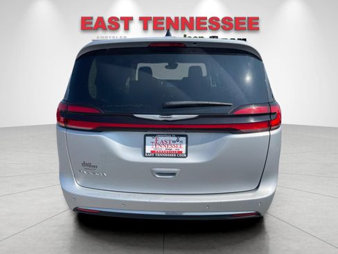 Used 2024 Chrysler Pacifica Touring-L FWD image 4