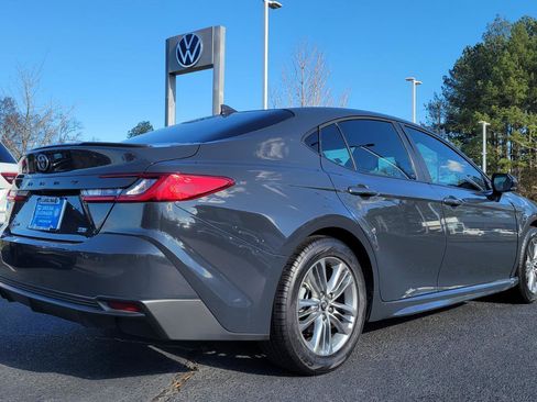 Used 2025 Toyota Camry SE image 3