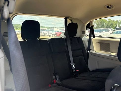 Used 2018 Dodge Grand Caravan SE FWD image 18