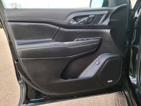 Used 2023 GMC Acadia SLT w/ Elevation Edition image 8