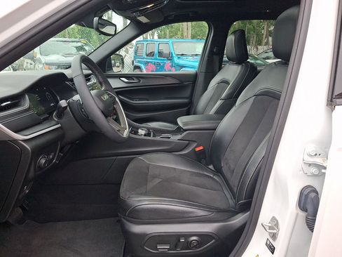 Used 2023 Jeep Grand Cherokee L Laredo AWD/4WD image 24