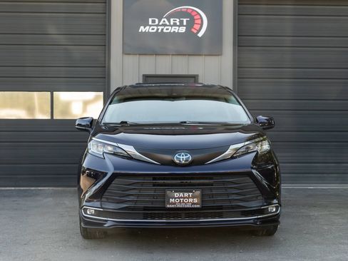 Used 2021 Toyota Sienna XLE w/ XLE Plus Package AWD/4WD image 2