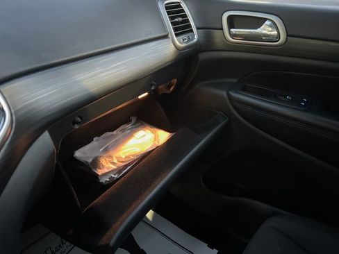 Used 2021 Jeep Grand Cherokee Laredo image 32