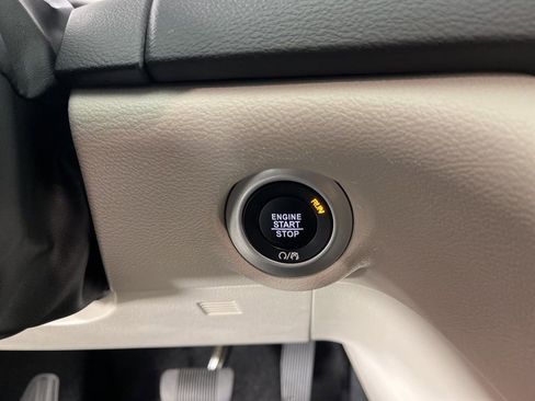 Used 2024 Chrysler Pacifica Touring-L image 35