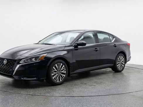 Used 2025 Nissan Altima 2.5 SV image 3