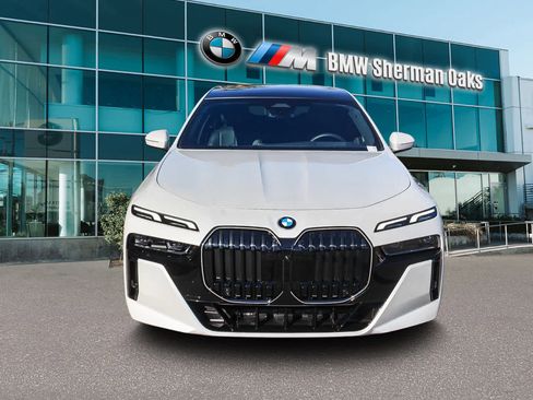 Used 2025 BMW 740i w/ Premium Package image 2