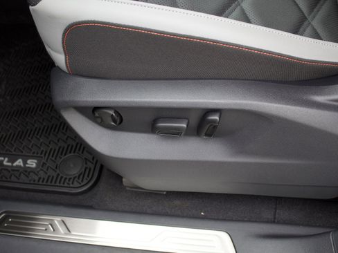 New 2026 Volkswagen Atlas Peak Edition image 13