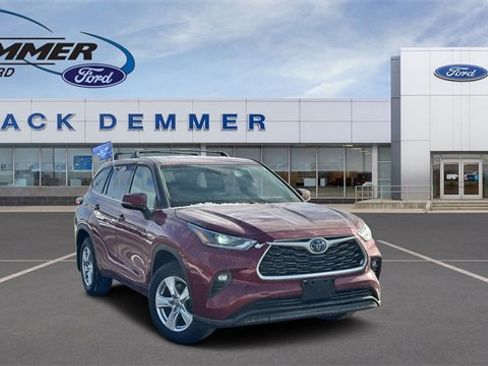 Used 2021 Toyota Highlander LE image 1