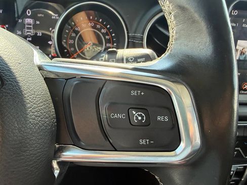 Used 2018 Jeep Wrangler Unlimited Sahara w/ Dual Top Group AWD/4WD image 18