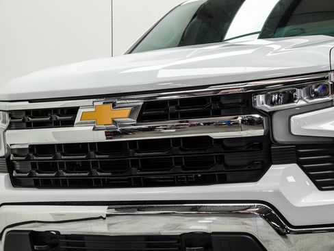 Used 2022 Chevrolet Silverado 1500 LT AWD/4WD image 2
