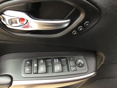 Used 2020 Jeep Cherokee Limited AWD/4WD image 9