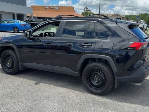 Used 2021 Toyota RAV4 LE AWD/4WD image 4