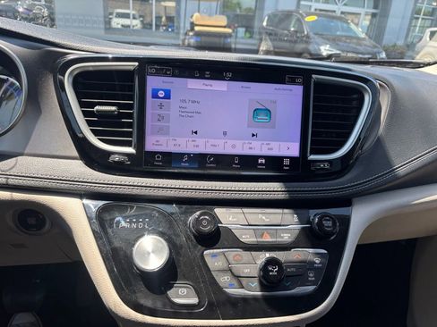 Used 2023 Chrysler Pacifica Touring-L FWD image 3