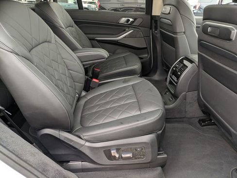 Used 2024 BMW X7 xDrive40i image 28