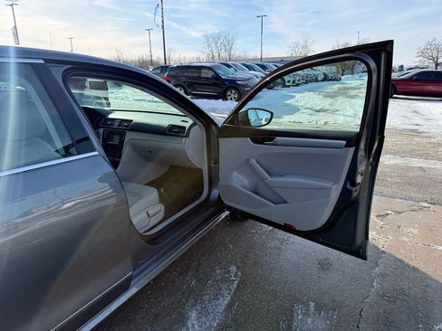 Used 2017 Volkswagen Passat 1.8T S image 22